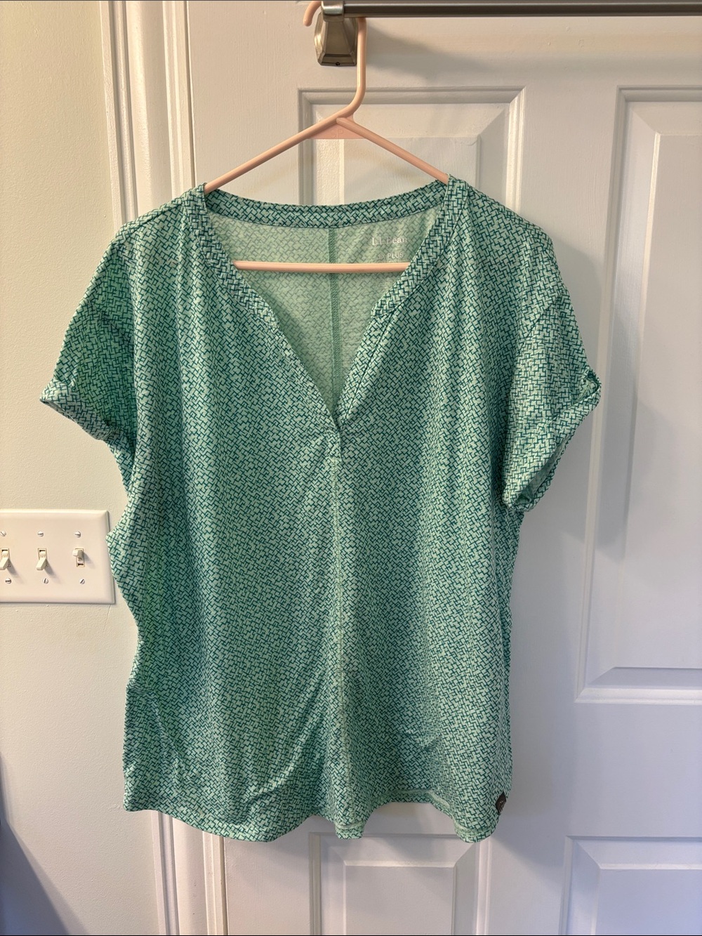 LL Bean Light Green Patterned Women’s V-Neck Top